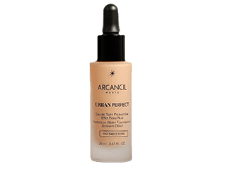 کرمپودر مایع بژ روشن NC10 با SPF 50، حاوی هیالورونیک اسید، پایان درخشان، حجم ۳۰ میلیلیتر، مناسب پوست خشک و حساس